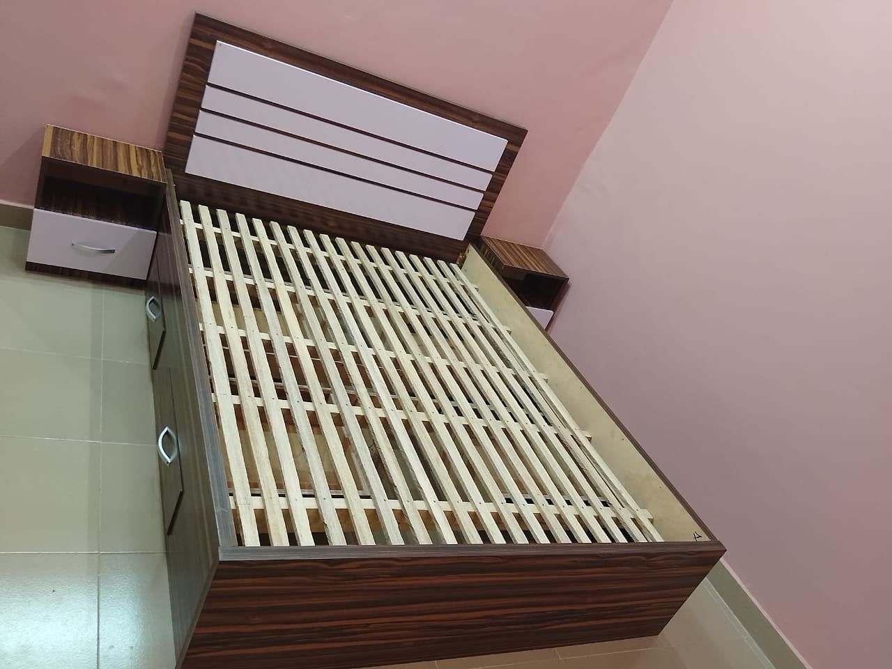 Lit deux place et quatre tiroirs bas de lit.