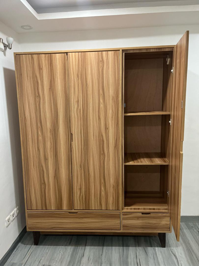 Armoire trois battants.